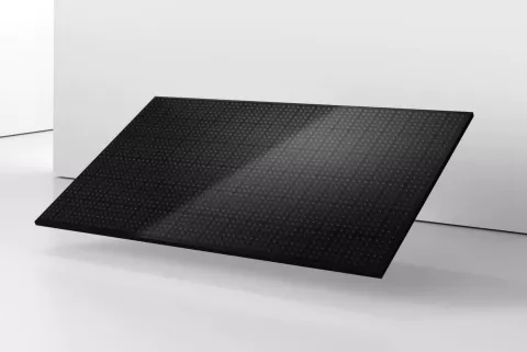 Das Solarmodul 380M von Senec in komplett schwarzer Farbe.